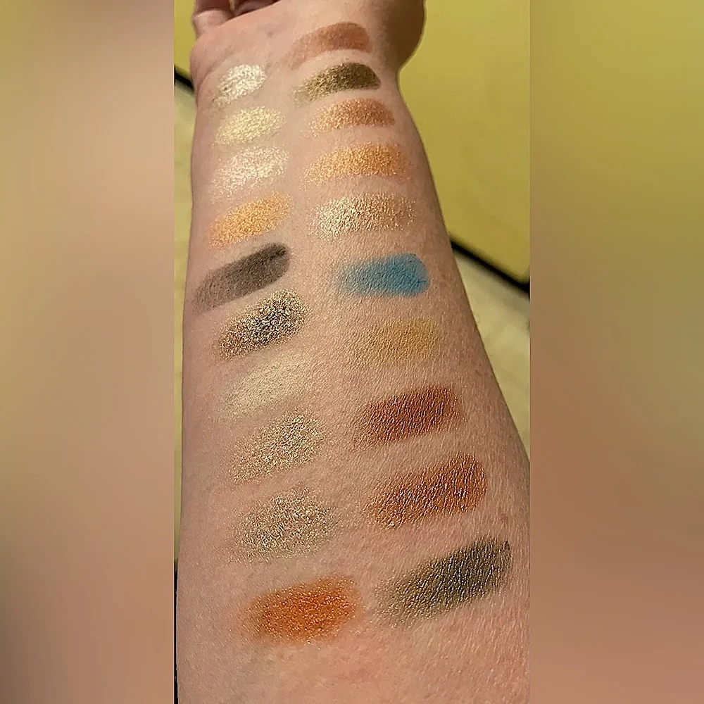 NIB: BeeBeauty London- Barbarella 20 Shade Eyeshadow Palette! - Picture 4 of 8